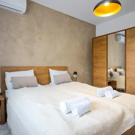 דירה Brick Haven: Contemporary Urban Living Redefined *