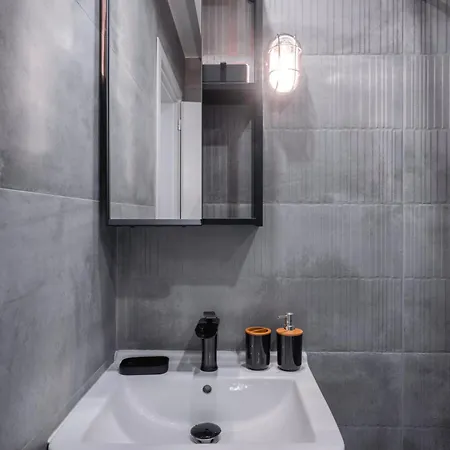 Апартамент Brick Haven: Contemporary Urban Living Redefined *