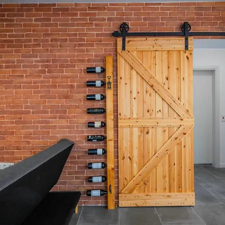 Апартамент Brick Haven: Contemporary Urban Living Redefined София