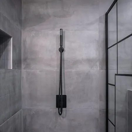 Διαμέρισμα Brick Haven: Contemporary Urban Living Redefined