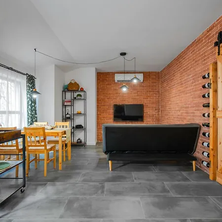 Brick Haven: Contemporary Urban Living Redefined Апартамент